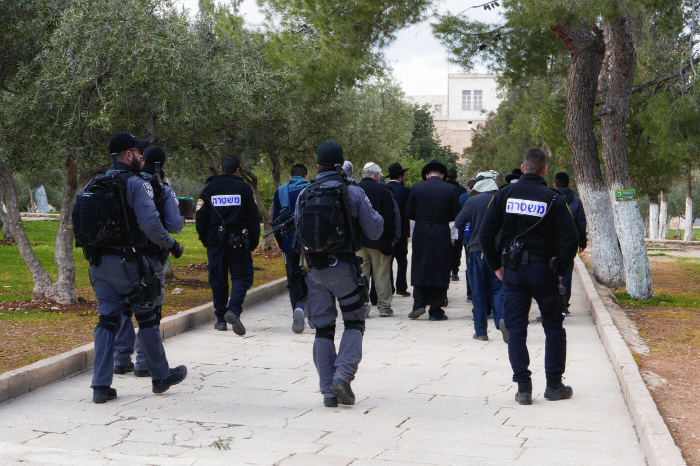 Ebrei ultraortodossi scortati dalle forze di sicurezza israeliane sulla Spianata delle Moschee a Gerusalemme.