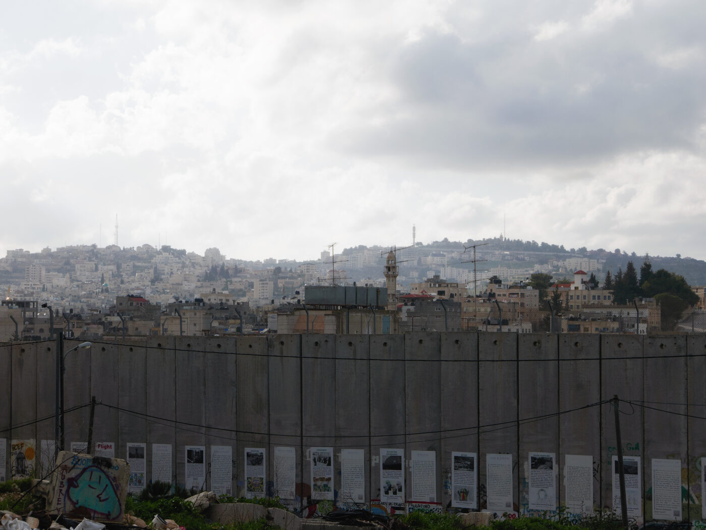 Vista panoramica del muro di divisione in cemento che separa Betlemme da Gerusalemme