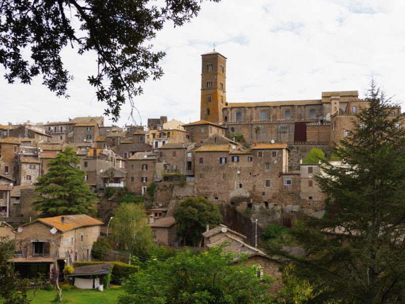 Borgo medievale di Sutri costruito su una rupe tufacea con torre campanaria e case in pietra