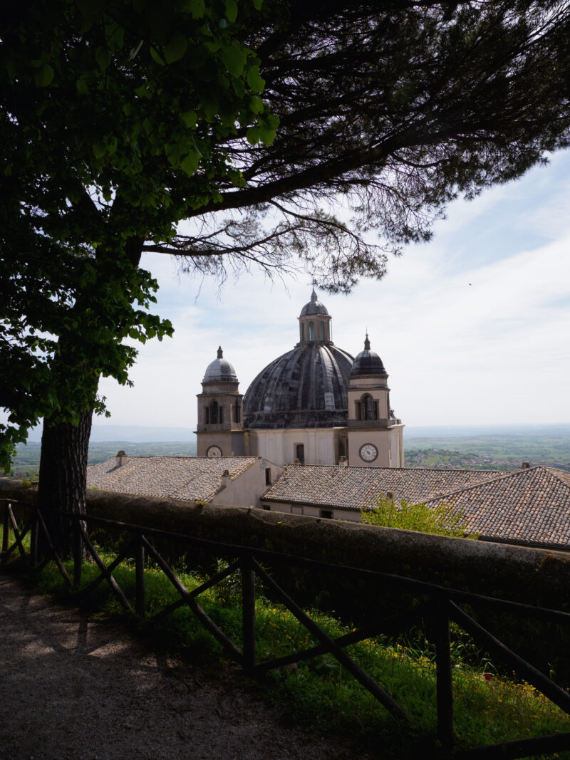 Cattedrale di Santa Margherita di Montefiascone con cupola e campanile
