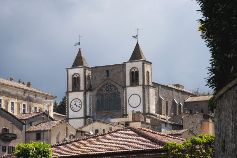 Facciata gotica della Cattedrale di San Martino al Cimino con due campanili e rosone centrale