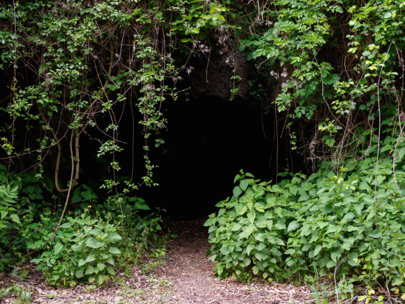 Grotta naturale lungo il sentiero della via Francigena tra Capranica e Sutri