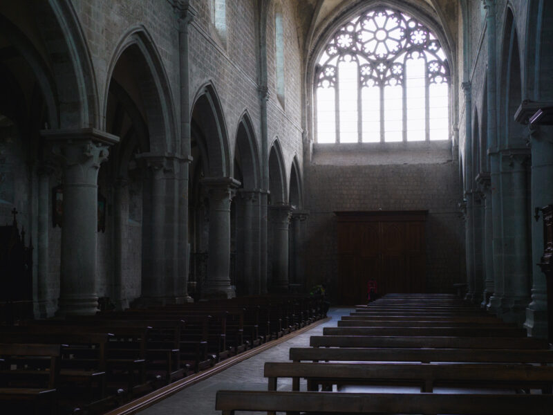 Navata centrale e altare all'interno dell'abbazia cistercense di San Martino al Cimino