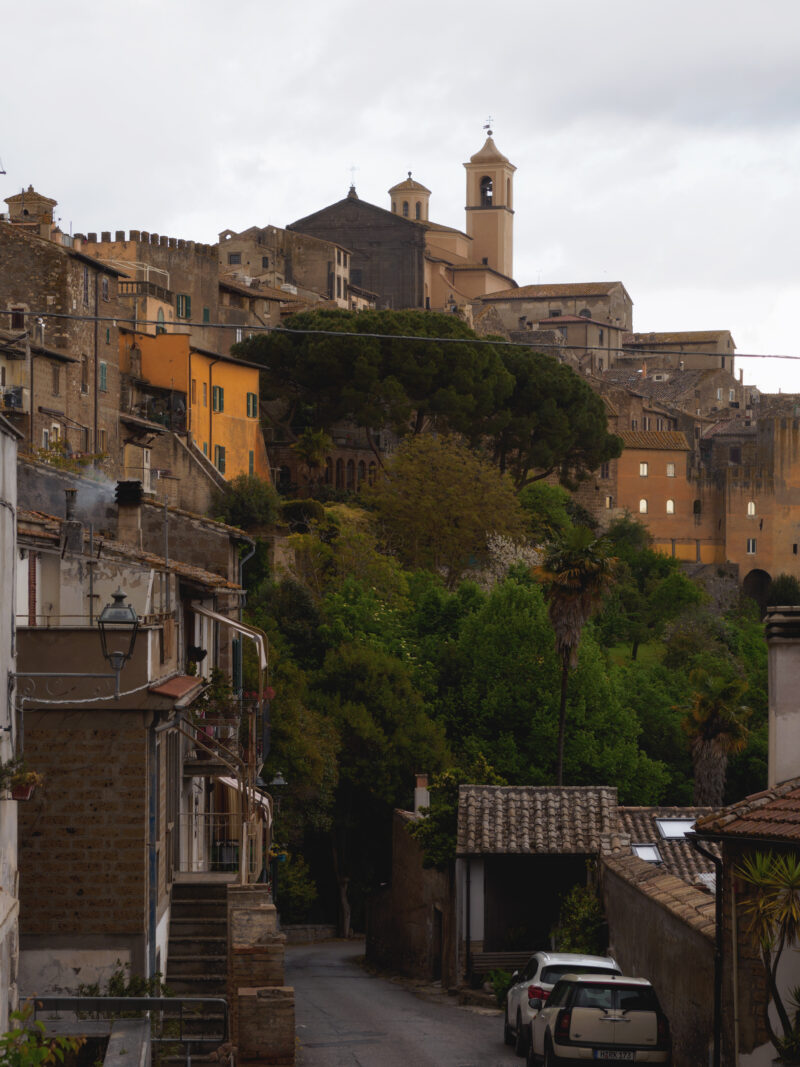 Borgo medievale di vetralla arroccato su una collina con case colorate e campanile