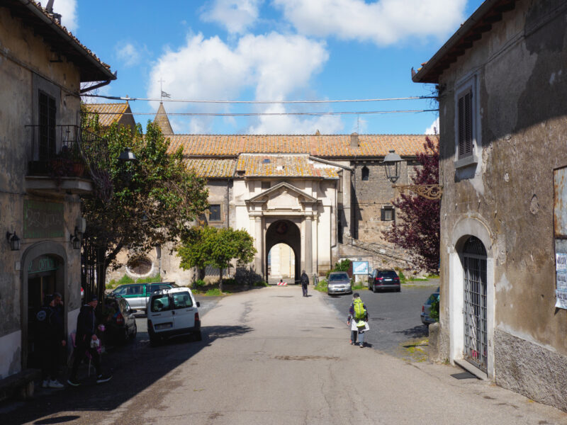 Piazza di San Martino al Cimino con portale barocco e pellegrino in transito