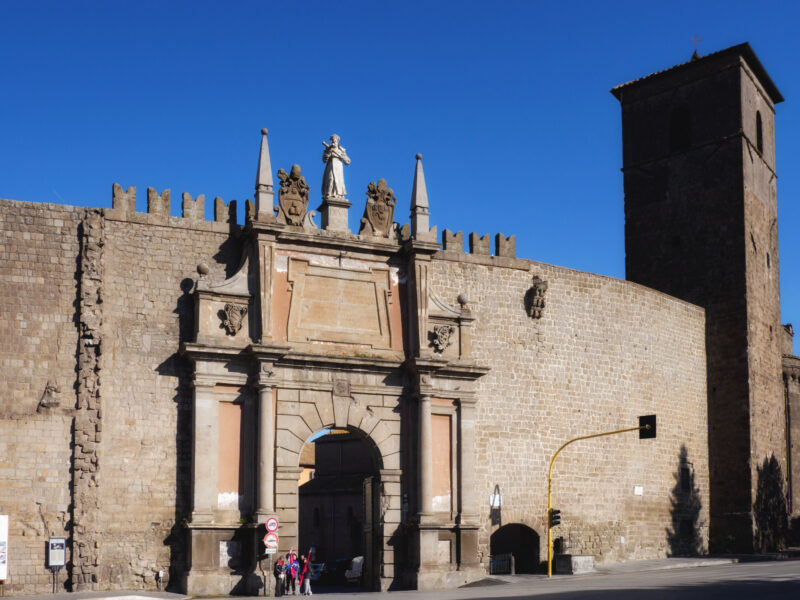 Porta medievale delle mura di Viterbo con torre in pietra