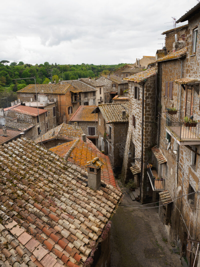 Tetti di tegole e vicoli stretti in pietra nell'antico borgo etrusco di Sutri