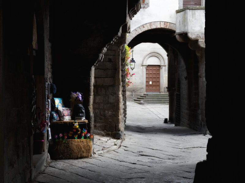 Vicolo del centro storico medievale di Viterbo con arco in pietra