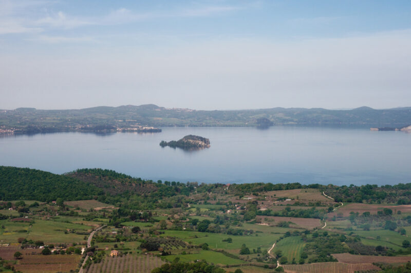 Vista panoramica sul lago di Bolsena da Montefiascone in mattinata