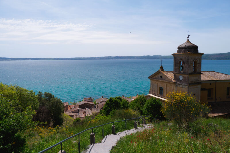 Vista panoramica sul Lago di Bracciano dai ruderi della Rocca Orsini a Trevignano Romano