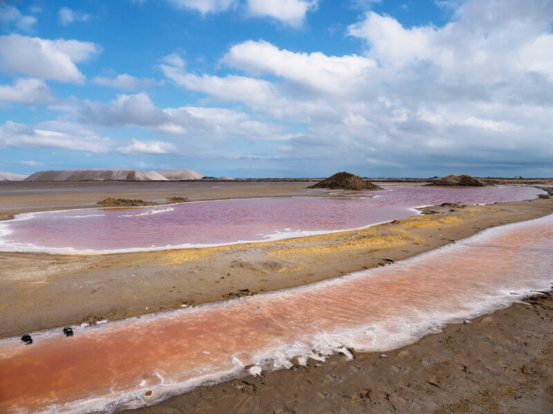 Vasche con colori dal rosa all'arancione e montagne di sale alle saline di Giraud