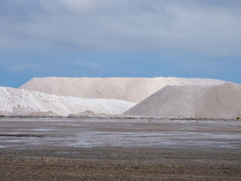 Montagne di sale bianco viste da vicino nelle saline della Camargue