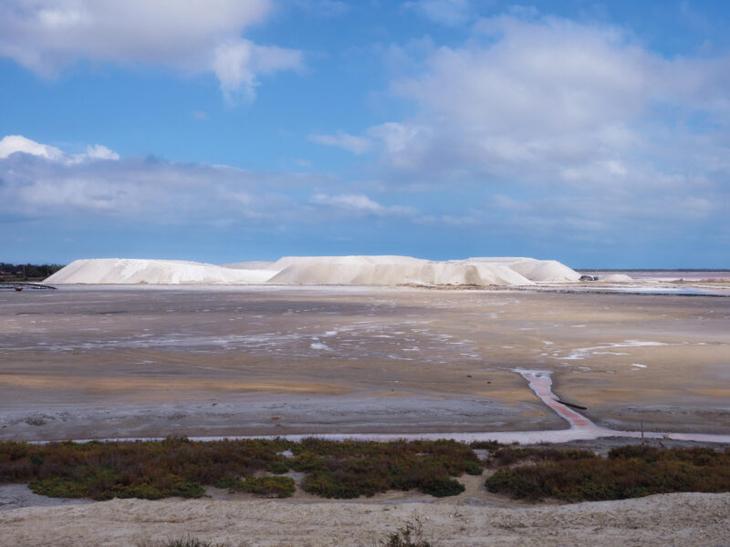 Montagne di sale bianco e pianura arida in Camargue