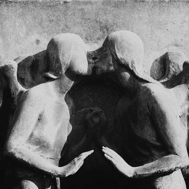 Statua di due angeli che si baciano al Cimitero Monumentale di Milano, fotografia artistica