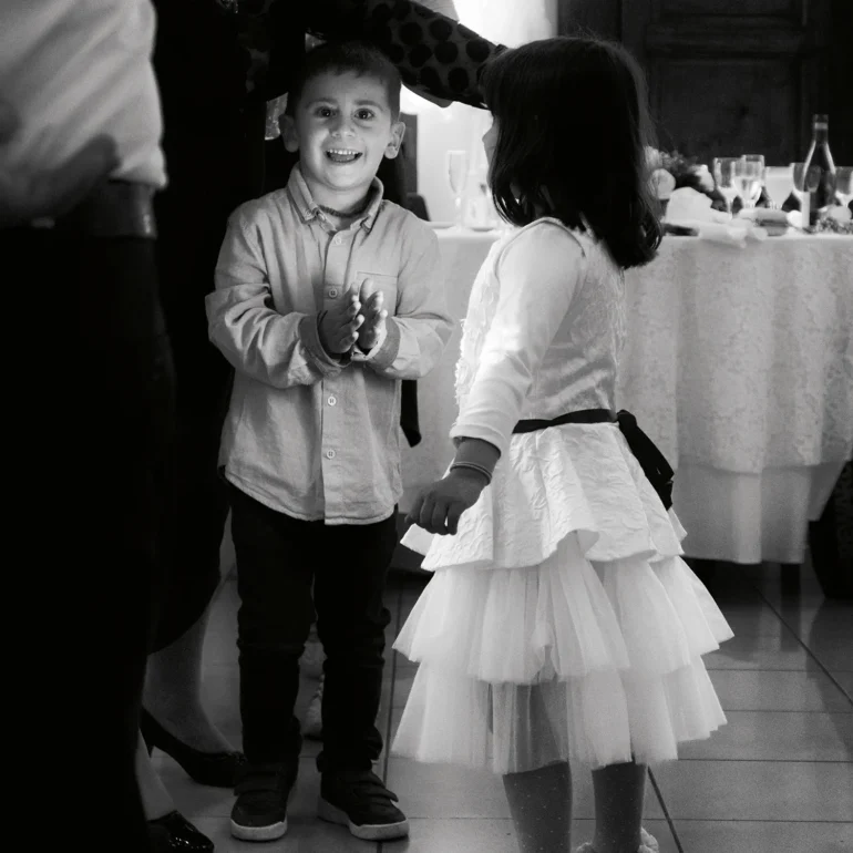 Bambino fleice di essere ad una festa di matrimonio