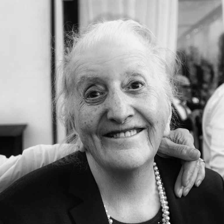 Donna anziana ad una festa con sgurado pazzo