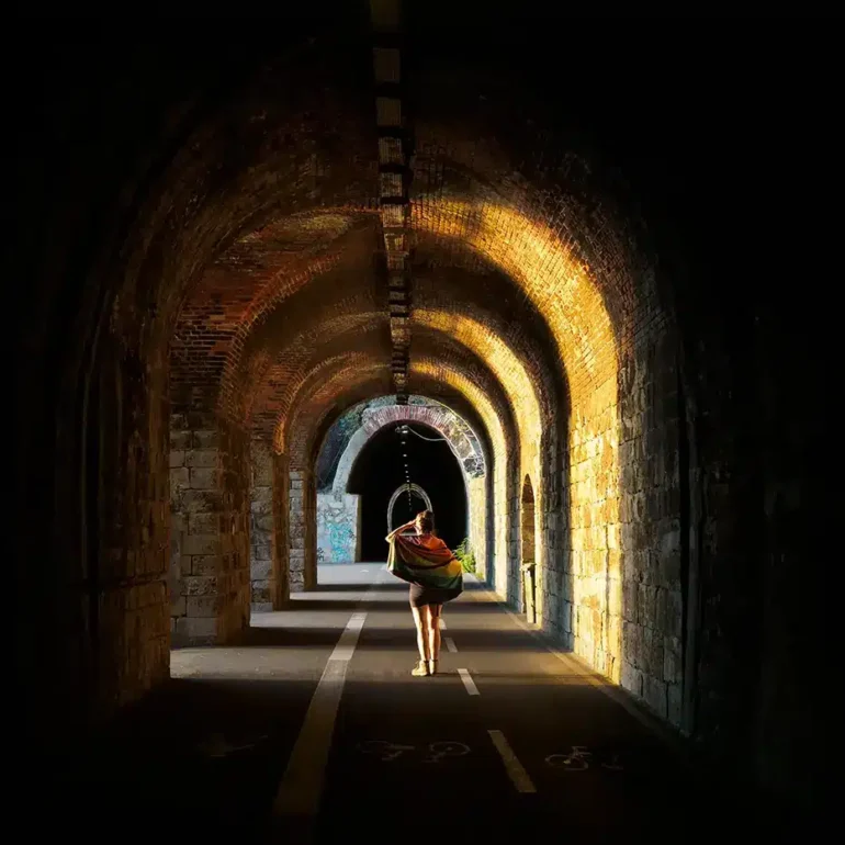 Donna in una galleria illuminata dalla luce del tramonto