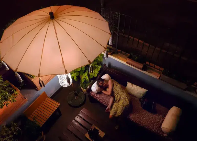 Scena di vita quotidiana a colori di una donna che dorme su un divano