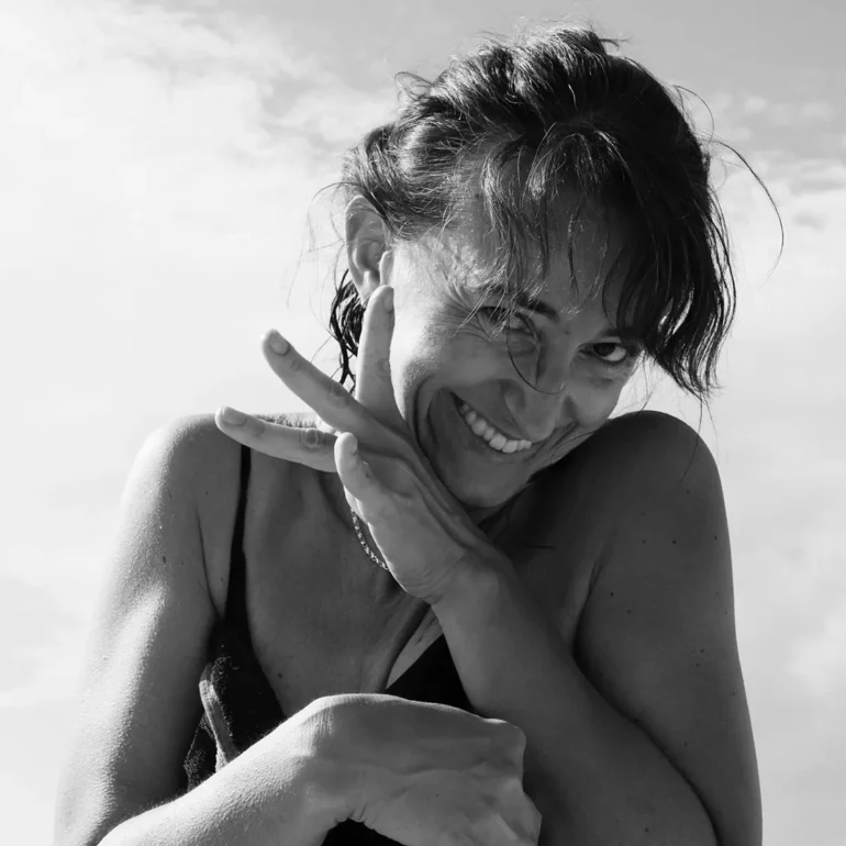 Donna in costume con sorriso furbo e malizioso