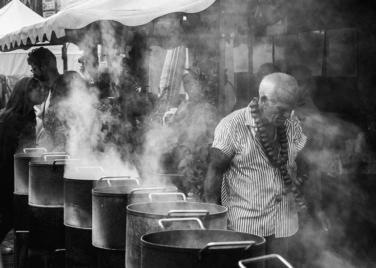 Scena di vita quotidiana in un mercato ad Alba in piemonte, fotografia di reportage e viaggio scattata da riccardo beretta