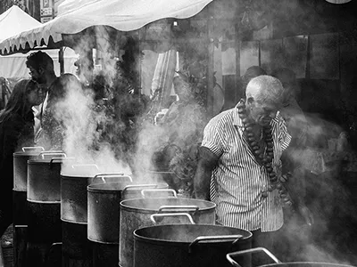 Scena di vita quotidiana in un mercato ad Alba in piemonte, fotografia di reportage e viaggio scattata da riccardo beretta