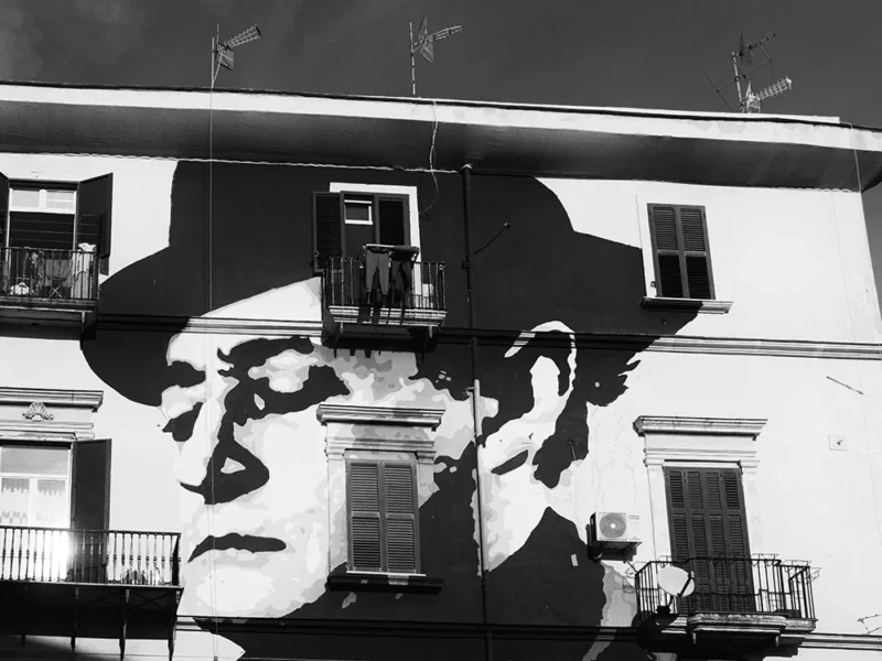 Murales di Totò con cappello in bianco e nero