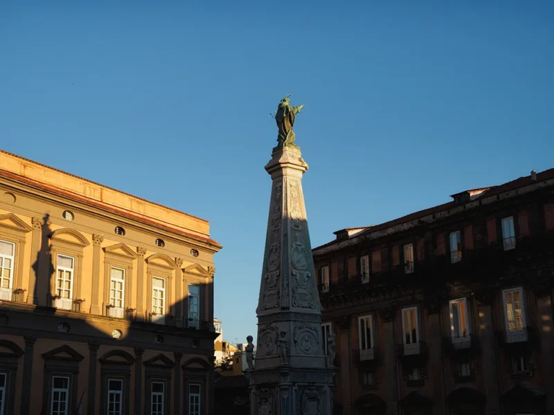 Piazza di Napoli al tramonto
