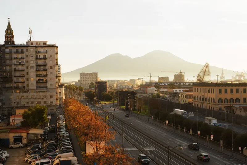 Vista del porto di Napoli all'alba con sfondo vesuvio
