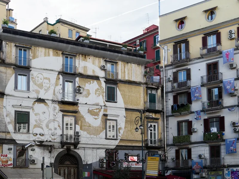Murales e bandiere del napoli su case napoletane