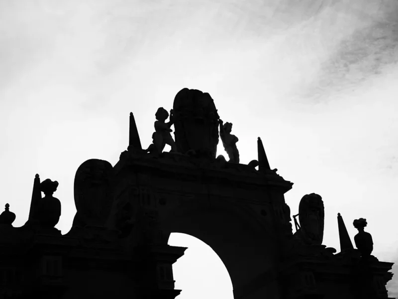 silhouette di un monumento di Napoli